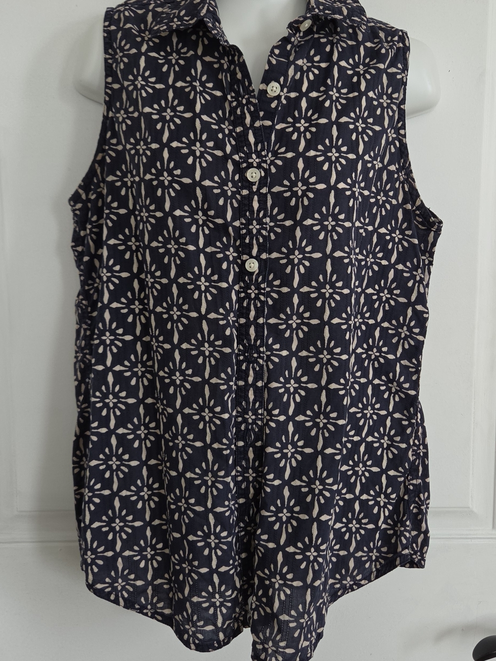 Woolrich Navy and Cream Sleeveless Button-Front Top (T73)
